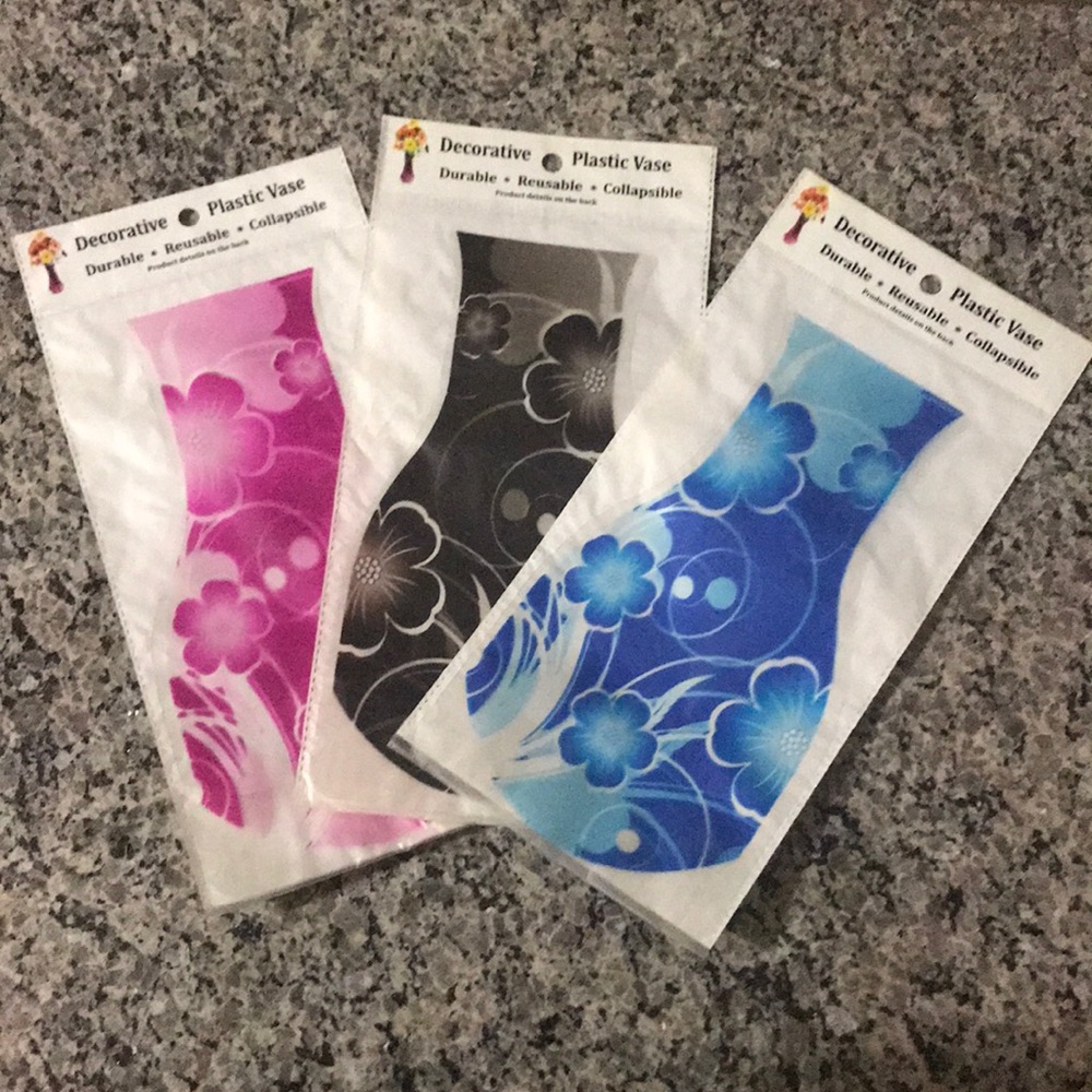 NEW! Set of three Decorative Plastic Vases 💐